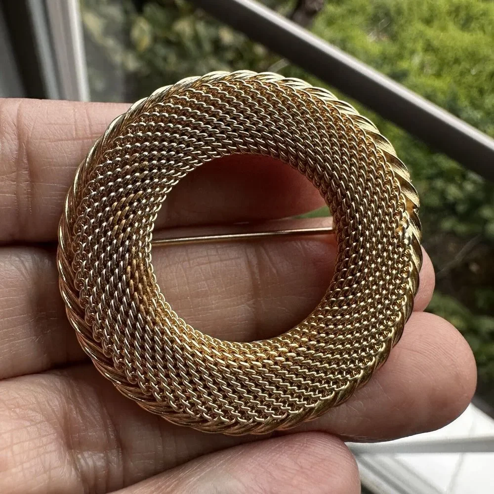 Vintage Kramer Of New York Brooch Pin 1.75 Inch Gold  Mesh Metal Circle  Signed‎
